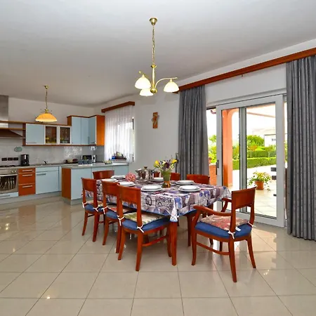 Deni With Private Pool Grandici