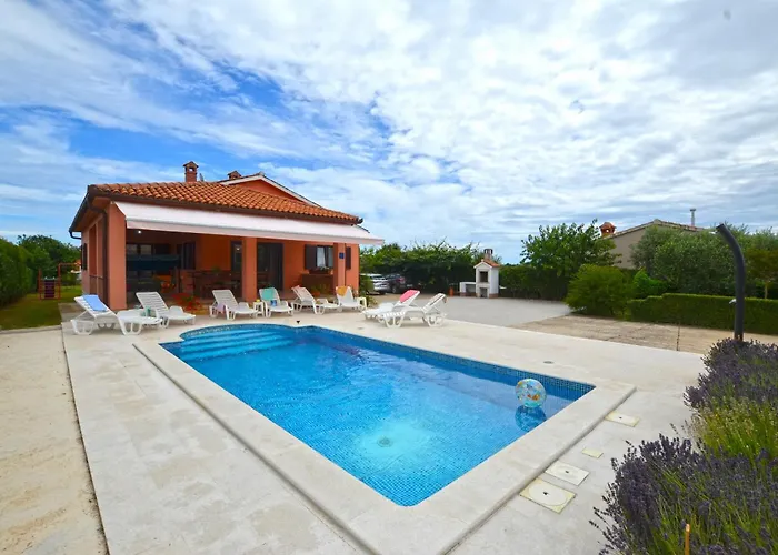 빌라 Deni With Private Pool